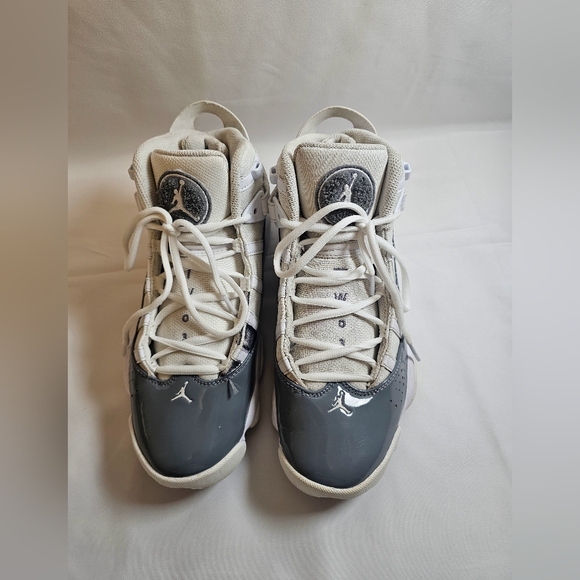 AIR JORDAN RETRO GRAY WHITE SIZE 8 MEN’S‎ SNEAKERS USED